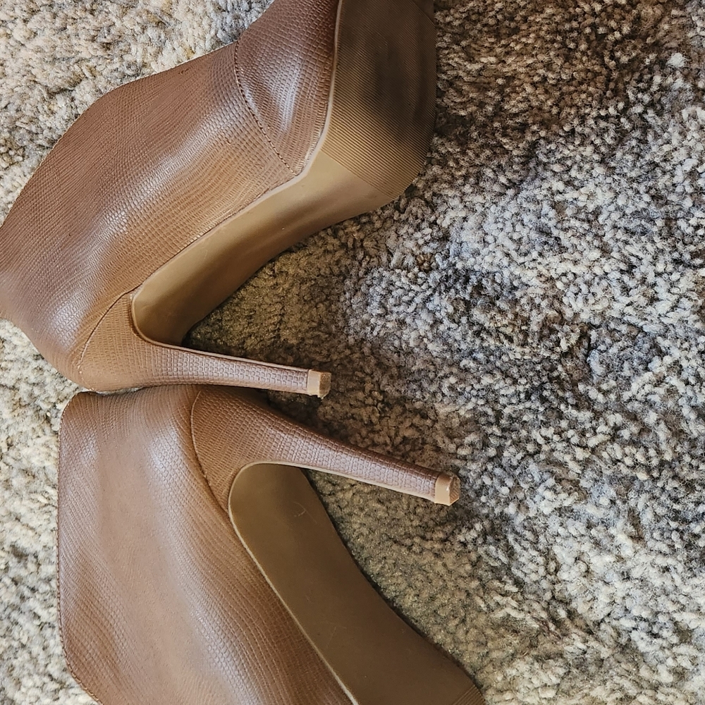 Shoe - Picture 3 of 9
